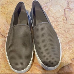 Vince sneakers never worn. Perfect condition.